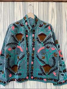 Chaqueta Suzani de terciopelo bordada a mano: Abrigo bohemio de invierno - Product Image 3