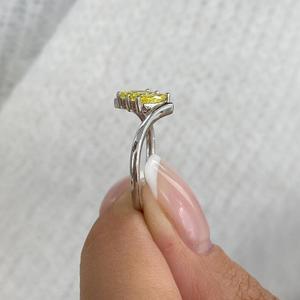 Anillo de Compromiso Abierto de Oro con Baño de Rodio y Tres Diamantes Amarillos Marquise Cultivados en Laboratorio de Arin Luxury Co, Joyería Fina de Lujo, Regalo - Product Image 4