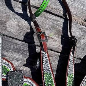 Ensemble de sellerie western : têtière, collier de poitrine et rênes pour selle western – Cuir durable de haute qualité – Équipement équestre complet et parfait. - Product Image 3
