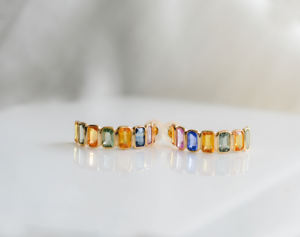 Hermosos Pendientes de Media Aro con Zafiros Naturales Multicolor Corte Esmeralda en Oro de 14K, Modelo Spectrum Arc - Product Image 4