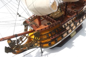 LE SOLEIL ROYAL peint - Maquette en bois faite à la main inspirée d'un navire historique français pour décoration nautique autonome, cadeau d'affaires - Product Image 2
