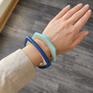 Juego de Brazaletes de Resina Resistente Hechos a Mano, Geométricos de Dos Tonos para Mujer, Venta al Por Mayor - Product Image 4