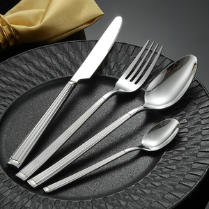 Juego de Cubiertos de Acero Inoxidable Dorado con Cuchillo, Tenedor y Cuchara, Acabado Pulido Espejo, Colección de Cubiertos Modernos de Lujo para Mesa de Comedor - Product Image 4