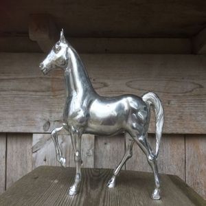 Estatua de caballo de aluminio fundido de primera calidad, noble equino galopante, arte metálico decorativo para interiores de hogares refinados. - Product Image 3