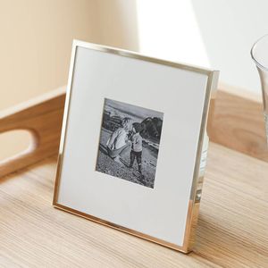 Cadre photo en métal design, idéal pour l'affichage sur table, les portraits de famille, les photos de mariage et la décoration de maison de luxe - Product Image 6