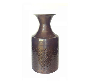 Jarrón de Aluminio de Lujo Contemporáneo para Arreglos Florales y Mejora del Diseño de Interiores - Product Image 5