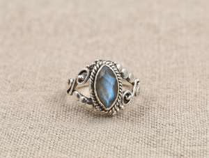 Anillo de Labradorita Azul Natural con Corte Marquesa, Plata de Ley 925, Bañado en Oro Rosa, Estilo Boho Inspirado en la Naturaleza - Product Image 5