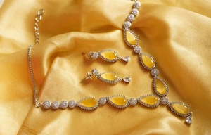 Conjunto de Collar de Compromiso y Boda Vintage Chapado en Oro con Rubí, Zafiro Rosa y Latón - Product Image 1