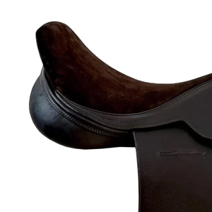 Selle de polo durable conçue pour le confort du cavalier, offrant une position équilibrée et un contrôle optimal pendant l'entraînement, la pratique et les compétitions. - Product Image 4