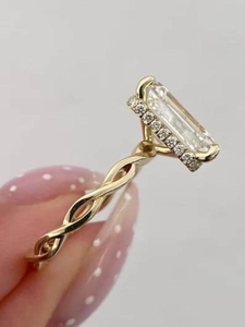 Anillo de Halo con Diamante Cultivado en Laboratorio de 3.01CT VS1, Corte Esmeralda, Oro Sólido de 18K, Anillo de Compromiso Único para Parejas - Product Image 2