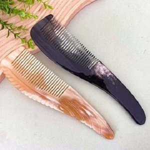 Peigne de toilettage pour cheveux en corne de buffle moderne, fait main, écologique, démêlant et lissant, avec logo personnalisé - Product Image 3