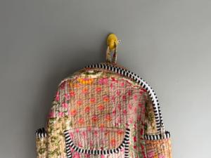 Mochila acolchada floral con correas de hombro a rayas para mujer, uso diario informal, regalo para ella - Product Image 3