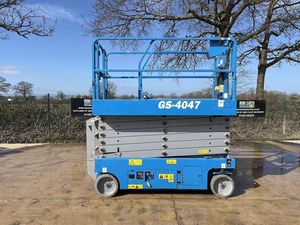 โรงงานจำหน่ายรถยกไฮดรอลิกไฟฟ้า Genie GS-4047 รุ่นใหม่ ขนาด 45 ฟุต |   แพลตฟอร์มงานยกสูง รับน้ำหนัก 1000 กก. ชั่วโมงการทำงานต่ำ - Product Image 3