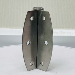 Supports robustes en forme de L en acier inoxydable 316 pour une utilisation durable dans les cloisons de toilettes d'hôpitaux à trafic élevé - Product Image 5