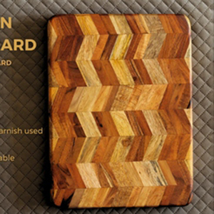 Superbe planche à découper en bois massif à grain apparent, avec un motif chevron multi-tons complexe et durable, idéale pour couper les légumes. - Product Image 2