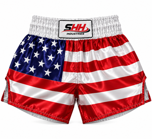 Shorts de boxe Muay Thai personnalisés pour hommes, drapeau américain, rouge, blanc, bleu, étoiles, rayures, satin, ceinture élastique large, entraînement de kickboxing, combat - Product Image 1