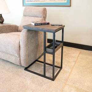 Mesa Auxiliar de Hierro con Tapa de Madera de Estilo Rústico que Agrega Calidez y Carácter al Arreglo de Muebles Interiores - Product Image 5