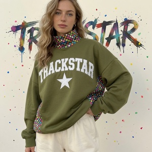 เสื้อสเวตเชิ้ตคอเต่าสีน้ำเงินกรมท่าขนาดใหญ่สำหรับผู้หญิง ตกแต่งด้วยลายกราฟิกดาว Trackstar และแถบข้างลายจุดหลากสีสัน ให้ความรู้สึกสบาย - Product Image 2