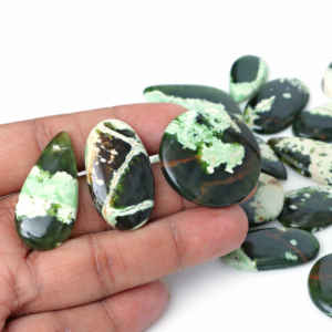 พลอยคาลซิโดนีสีเขียวโครมธรรมชาติแบบขายส่ง คุณภาพสูง เปลี่ยนสีได้ แบบหลังแบน สำหรับทำเครื่องประดับเงิน - Product Image 1