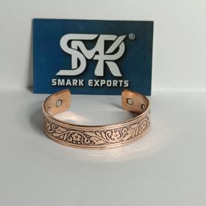 Bracelet manchette traditionnel en cuivre gravé magnétique, motif floral, artisanat métallique, ajustable, Kada en cuivre thérapeutique - Product Image 1
