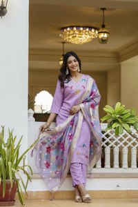 Ensemble Kurti et pantalon élégant et festif prêt-à-porter avec col brodé et dupatta imprimé Lagdi - Product Image 4