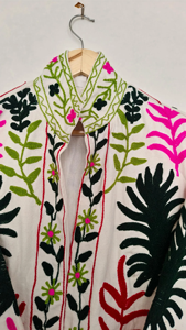 Veste en toile Suzani faite à la main, motifs floraux brodés à la main, richesse culturelle et artisanat, manches longues, broderie florale Suzani. - Product Image 2