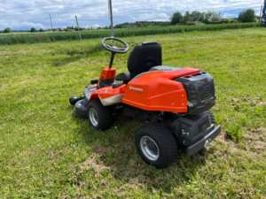 Cortadora de Césped Husqvarna Rider R214C de Montaje Frontal, Tractor de Jardín Compacto, Máquina de Corte de Alto Rendimiento para Jardinería - Product Image 6