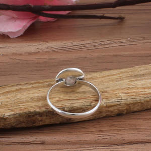 แหวนหมั้นผู้หญิงพลอยมูนสโตนสีรุ้งธรรมชาติ เงินแท้ 925 ประกายสีน้ำเงิน พลอยแท้ เครื่องประดับสำหรับงานปาร์ตี้ ขายส่ง - Product Image 4