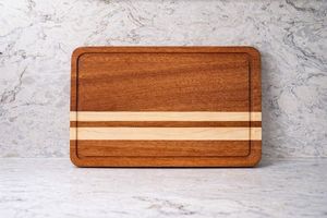 Planche à découper artisanale en bois dur, fabriquée par un artisan professionnel : rainure pour les jus, poignées, pieds antidérapants - Product Image 5