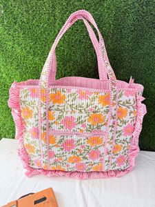 Sac fourre-tout matelassé en coton fait main de qualité supérieure Dolly Enterprises, style vintage, grand modèle à volants, fermeture éclair, couleur unie, origine Rajasthan - Product Image 6