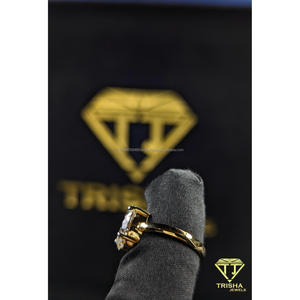Elegante anillo de compromiso con diamante moissanita de corte ovalado VVS, plata de ley 925 chapada en oro amarillo, joyería de Trisha Jewels - Product Image 6