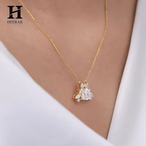 Pendentif en or et diamant personnalisé en gros, design en grappe triangulaire, diamant certifié IGI/GIA, bijoux fins - Product Image 3