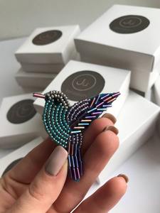 Broche tendance en alliage plaqué argent avec perles, épinglette brodée signe de la paix, badge à perles de rocaille et sequins, logo personnalisé, vente en gros - Product Image 5