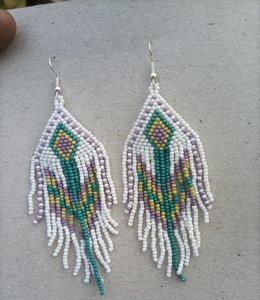 Boucles d'oreilles en perles de verre originales pour un look d'inspiration vintage, offrant un charme subtil et un attrait artisanal - Product Image 1