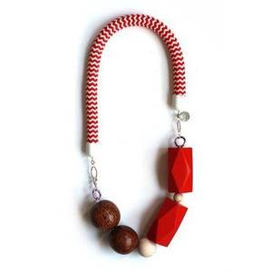 Collier artisanal en résine et bois avec des détails artistiques, bijoux uniques - Product Image 5
