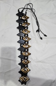 Ceinture géométrique en résine faite à la main avec motif diamant noir et marron, bijoux d'art populaire d'Inde par Arif Handicrafts. - Product Image 1
