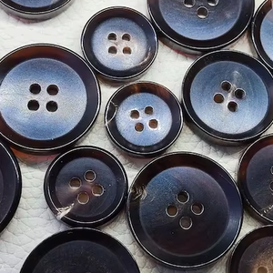 Boutons de manteau en corne de buffle à 4 trous, faits à la main, modernes, écologiques, durables et écoresponsables, vente en gros, personnalisables - Product Image 1