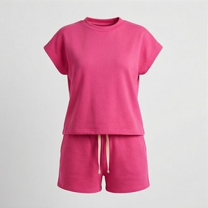 Ensemble décontracté 2 pièces pour femme : T-shirt rose uni à manches courtes en maille et short au-dessus du genou, coupe ample, idéal printemps-été - Product Image 1