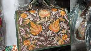 El bolso de mano hecho a medida se elabora con habilidad, fusionando la artesanía tradicional con la estética del diseño moderno. - Product Image 3