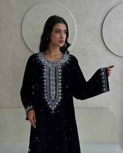 Ensemble de luxe 2 pièces AWAIS HOUSE pour femmes musulmanes, kaftan simple et élégant en mousseline unie perlée, longueur ras du sol, coupe trapèze, idéal pour les fêtes. - Product Image 5