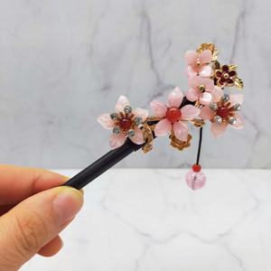 กิ๊บติดผมไม้สไตล์วินเทจประดับด้วยลูกปัดกลีบดอกไม้พลาสติกและพู่ห้อยหรูหรา - เครื่องประดับเอเชียสุดหรู - Product Image 2