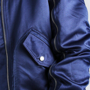 แจ็คเก็ตวาร์ซิตี้สไตล์เรโทรคลาสสิก ผลิตจากผ้าซาติน MOQ ต่ำ ผู้ผลิตเสื้อผ้าสตรีทแวร์แบบตัดเย็บ รับปักโลโก้ตามสั่ง แจ็คเก็ตบอมเบอร์ - Product Image 2