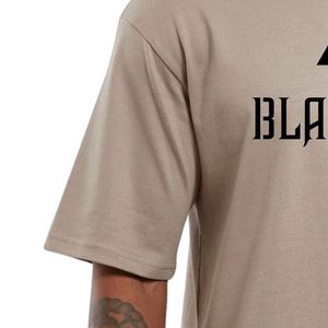 เสื้อยืดคอกลมแขนสั้นผู้ชายสีเทาอมน้ำตาล Black Hill Sports Graphic Casual Tee Relaxed Streetwear Shirt เสื้อผ้าสำหรับใส่ในชีวิตประจำวัน - Product Image 3