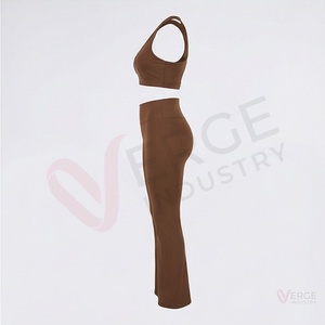 Conjunto Deportivo de 2 Piezas para Mujer: Bra Deportivo con Tirantes Cruzados y Cuello Redondo Marrón y Leggings Acampanados de Cintura Alta para Yoga - Product Image 3