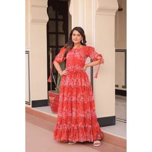 Robe de soirée trapèze de créateur avec magnifique imprimé floral, en tissu mousseline respirant, taille empire - Product Image 4