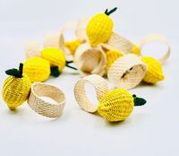 Rustieke, ecovriendelijke, handgemaakte rieten citroen servetring met natuurlijk fruitdesign voor de eettafel, zomerdecoratie en evenementen