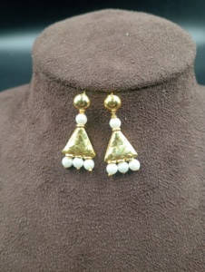 Pendientes de bola chapados en oro de latón con perlas naturales de Amaira Jewels, estilo vintage, para fiestas y ocasiones especiales, para mujeres, estilo hindú. - Product Image 4