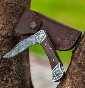 Navaja Plegable de Bolsillo Personalizada de Damasco para Uso Diario con Mango de Madera y Latón Grabado a Mano, Compatible con OEM para Proyectos DIY - Product Image 1