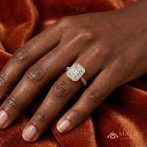 Bague de fiançailles de luxe plaquée or rose avec moissanite taille émeraude et pierres latérales serties, cadeau idéal pour femme, mariage, fête ou anniversaire - Product Image 5