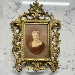 Marco de Fotos de Metal Dorado de Lujo para una Decoración Elegante de la Sala de Estar, Marco de Fotos de Metal de Diseño para una Decoración Interior de Primera Calidad - Product Image 4